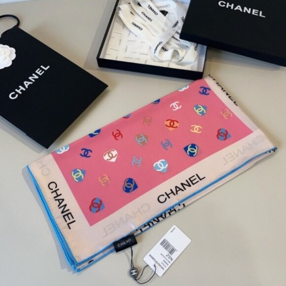 Chanel Pink Adorable Heart Motif Scarf - Picture 4 of 5
